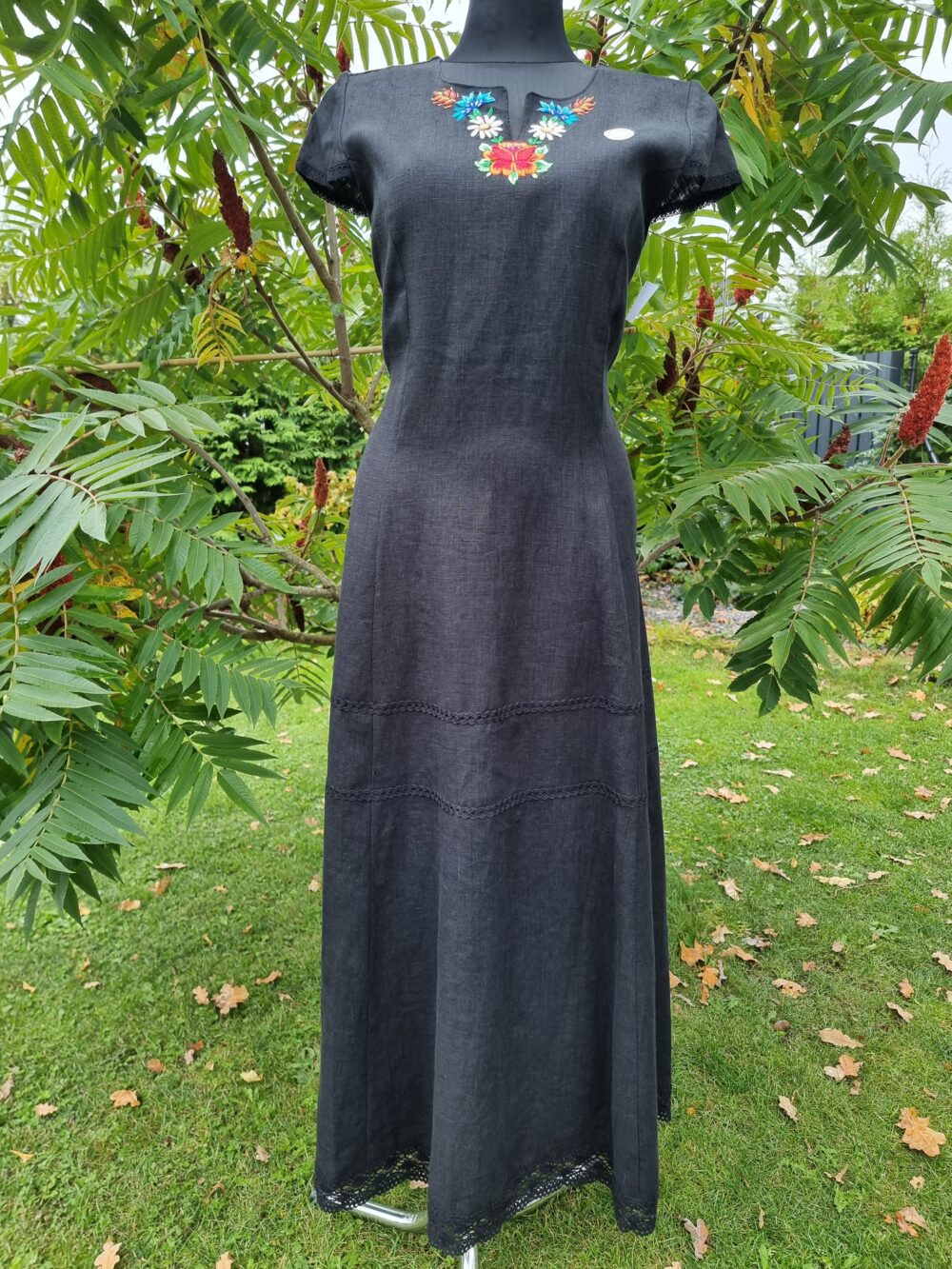 Käsitöö tikandiga linasest riidest kleit