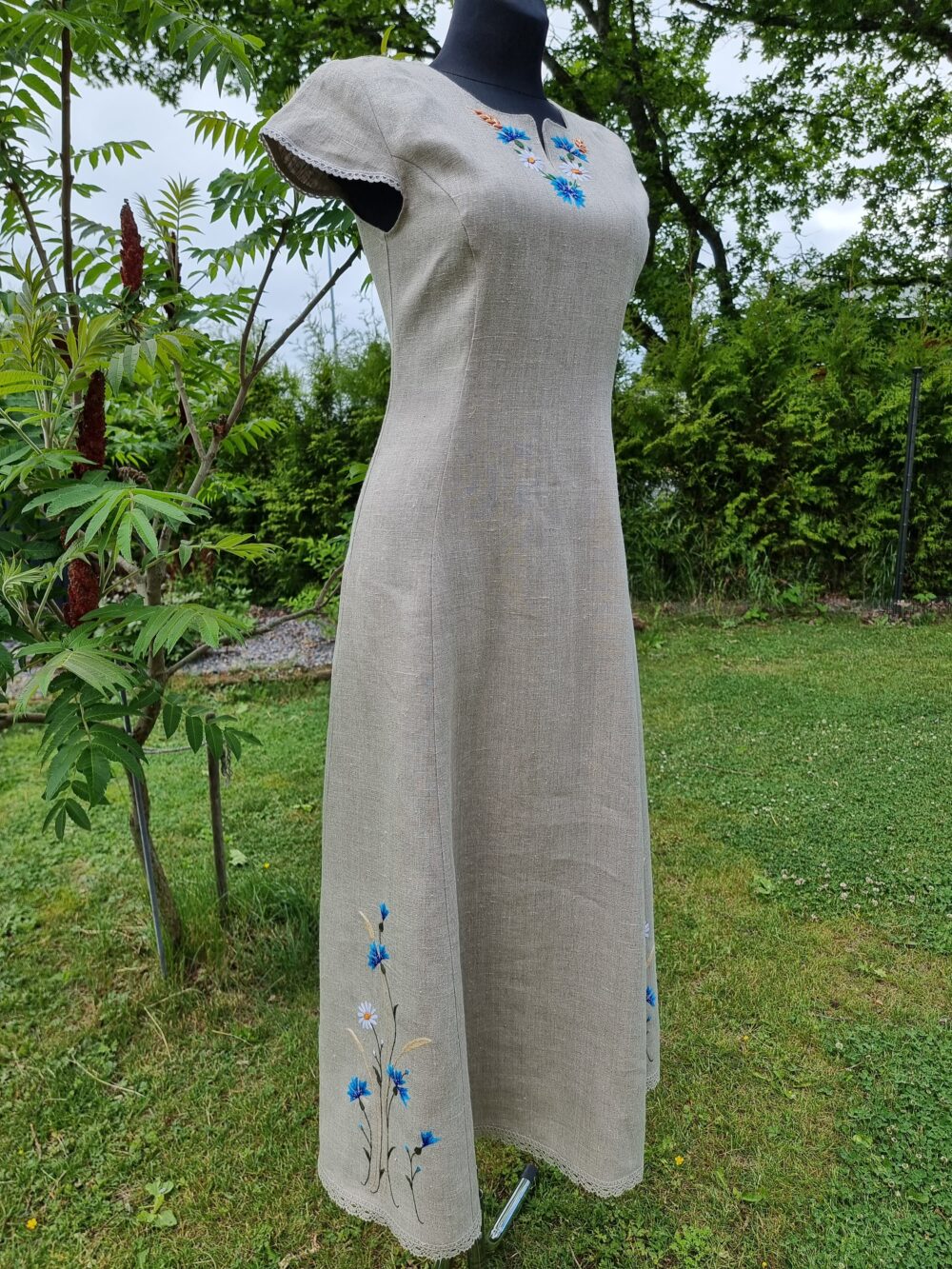 Käsitöö tikandiga linasest riidest kleit