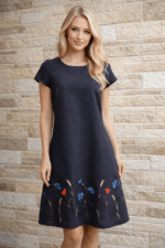 Must linane kästöö tikandiga kleit suurus S