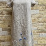 Helehall linane käsitöötikandiga kleit suurus S-XS