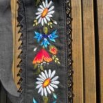 Must puuvillane käsitsi tikitud seotav vöö