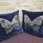 Tumesinised sametist kuldsete liblikatega padjakatted 2tk