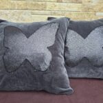 Tumehallid 2 suure liblikaga sametist padjakatted 2tk