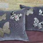 Tumehallid sametist liblikatega padjakatted 2tk