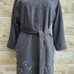 Tumehall villane mantel, allääres käsitöö tikandid