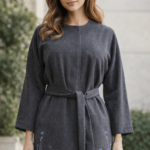 Tumehall villane mantel, allääres käsitöö tikandid