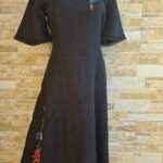 Must linane 2 suure käsitöötikandiga kleit suurus L