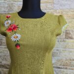 Hele samblaroheline käsitöötikandiga kleit suurus S