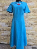 Türkiissinine linane käsitöötikandiga kleit suurus L