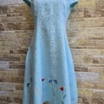 Helesinine linane käsitöötikandiga kleit suurus S-M