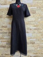 Must linane käsitöötikandiga kleit, suurus M