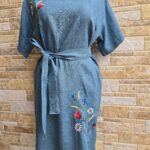 Hallikassinine käsitöötikandiga linane kleit suurus L