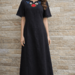 Must linane Muhu käsitöö tikandiga pikk kleit. Eesti käsitöö.