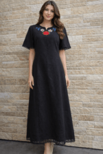 Must linane Muhu käsitöö tikandiga pikk kleit. Eesti käsitöö.