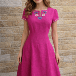 Linane fuksia roosa käsitöötikandiga kleit suurus S-M