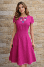 Linane fuksia roosa käsitöötikandiga kleit suurus S-M