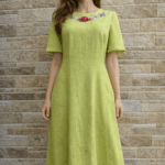 Muhu käsitöö tikandiga roheline pikk kleit. Eesti käsitöö.