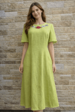 Muhu käsitöö tikandiga roheline pikk kleit. Eesti käsitöö.