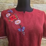 Tumepunane linane käsitöötikandiga kleit suurus M-L