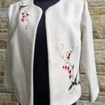 Valge villane jakk käsitöö tikanditega, suurus S