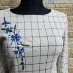 Valge ruuduline, kahe käsitöö tikandiga kleit, suurus L