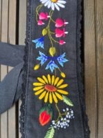 Must linane käsitsi tikitud seotav vöö