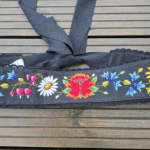 Must linane käsitsi tikitud seotav vöö