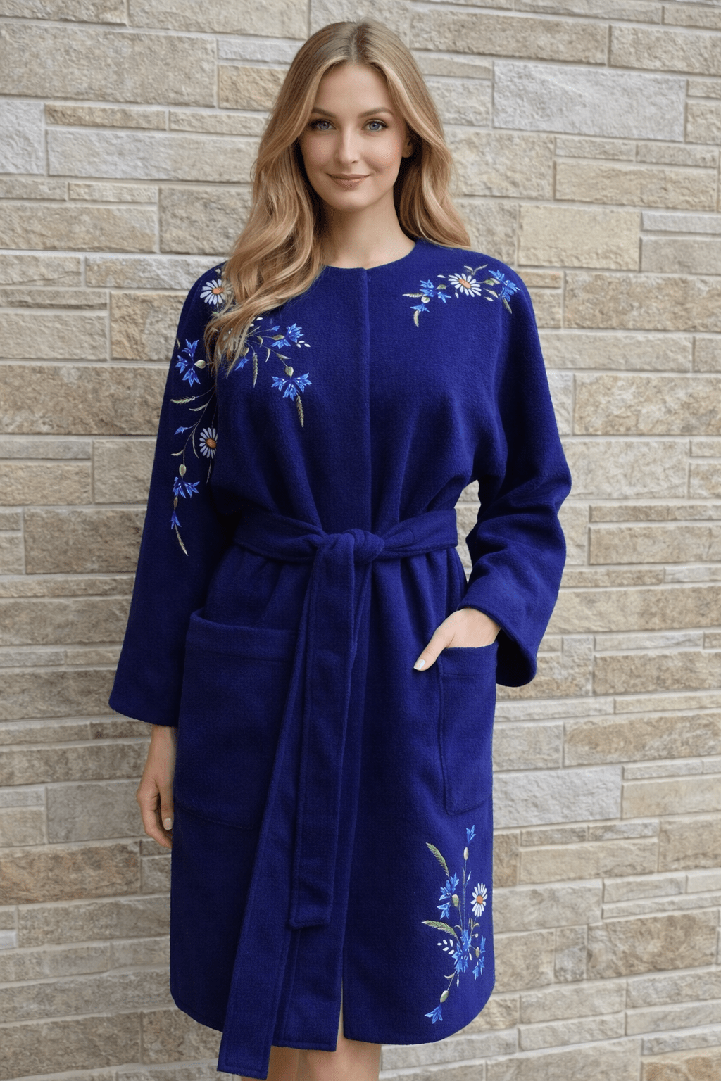 file_00000000575472438871ab41d25d5eb2 Elektri sinine, 3 suure käsitsi tikitud rahvusliku tikandiga villane mantel suurus L - Image 1