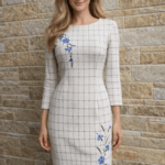 Valge ruuduline, kahe käsitöö tikandiga kleit, suurus L