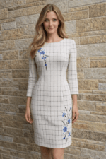 Valge ruuduline, kahe käsitöö tikandiga kleit, suurus L