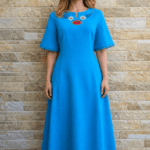 Linane türkiissinine Muhu käsitöötikandiga kleit. Eesti käsitöö. Muhu lilletikand. Rahvuslik kleit.