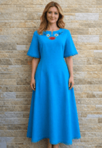 Linane türkiissinine Muhu käsitöötikandiga kleit. Eesti käsitöö. Muhu lilletikand. Rahvuslik kleit.