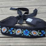 Must villane rahvusliku käsitöötikandiga vöö