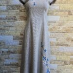 Helehall linane Muhu käsitöö tikandiga kleit. Eesti käsitöö. Rukkilille tikand. Pikk linane kleit.