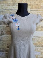 Helehall linane Muhu käsitöö tikandiga kleit. Eesti käsitöö. Rukkilille tikand. Pikk linane kleit.