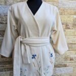 Naturaalvalge villane käsitöö tikandiga jakk-kimono. Muhu rukkilille tikand. Eesti käsitöö.