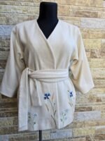 Naturaalvalge villane käsitöö tikandiga jakk-kimono. Muhu rukkilille tikand. Eesti käsitöö.