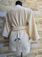 Naturaalvalge villane käsitöö tikandiga jakk-kimono. Muhu rukkilille tikand. Eesti käsitöö.