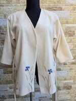 Naturaalvalge villane käsitöö tikandiga jakk-kimono. Muhu rukkilille tikand. Eesti käsitöö.