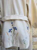 Naturaalvalge villane käsitöö tikandiga jakk-kimono. Muhu rukkilille tikand. Eesti käsitöö.