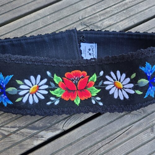 Must villane Muhu käsitöö tikandiga rahvuslik vöö.