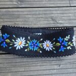 Must villane käsitsi tikitud vöö.