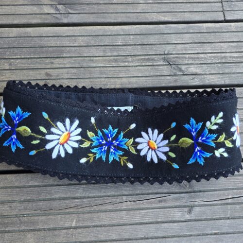 Must villane käsitsi tikitud vöö.