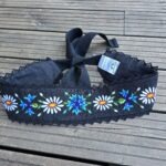 Must linane käsitöö tikandiga vöö