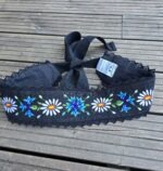 Must linane käsitöö tikandiga vöö