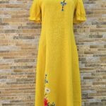 Kollane Muhu käsitöötikandiga linane kleit. Eesti käsitöö. Tikandiga kleit. Muhu lilletikand. Rahvuslikud riided.