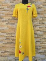 Kollane Muhu käsitöötikandiga linane kleit. Eesti käsitöö. Tikandiga kleit. Muhu lilletikand. Rahvuslikud riided.