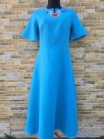 Linane türkiissinine Muhu käsitöötikandiga kleit. Eesti käsitöö. Muhu lilletikand. Rahvuslik kleit.